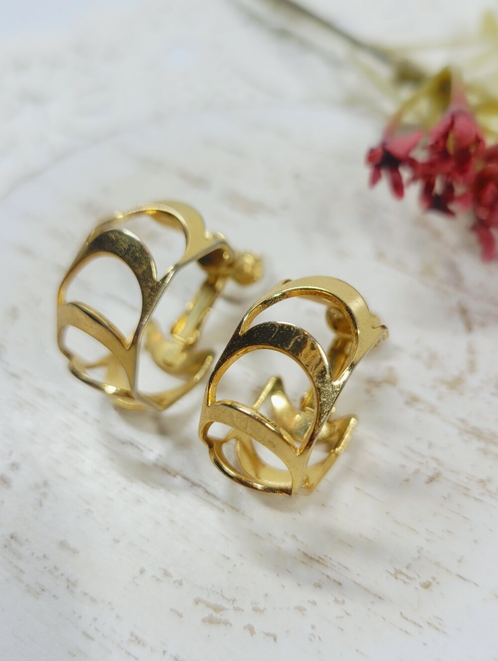Vintage 1970s Napier Gold Tone Cut Out Hoop Earrings Hinged Screw Back
